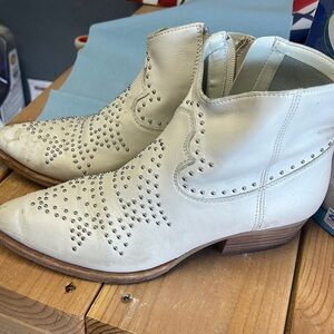 Gianni Bini short white boots